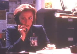 Scully (Gillian Anderson) hat Gewebeproben des Eiskerns untersuchen lassen, in dem ein au&szlig;erirdischer Leichnam lag, und dabei eine schreckliche Entdeckung gemacht.