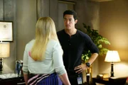 Nachdem Garcia (Kirsten Vangsness, l.) ihn aufgrund eines Angriffs auf den BAU kontaktiert, schließt sich Matt Simmons (Daniel Henney, r.) der Rettung eines entführten Teammitglieds an. Kann das Team mit seiner Hilfe das Opfer aus den Fängen des Entführers befreien?