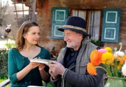 ARD STURM DER LIEBE FOLGE 1312, am Dienstag um 15:10 Uhr im ERSTEN. Eva (Uta Kargel, l.) und Gustl (Sepp Schauer, r.) versöhnen sich.