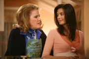 Die erste Begegnung der beiden Frauen verläuft sehr herzlich, doch Susans (Teri Hatcher, r.) Begeisterung kühlt schnell ab, da sich ihre Schwiegermutter Adele (Celia Weston, l.) in den Kopf gesetzt hat, aus ihr eine gute Hausfrau und Köchin zu machen ...