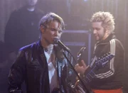 Jan und Semir haben den Auftrag, den Rockstar Johnny (Tobias Schenke) und seine Band (re. Oliver Polak als Ben) bei ihrem Auftritt vor Anschlägen zu schützen. Ein fast unmöglicher Job...