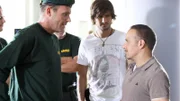 Ben (Tom Beck, M.) und Semir (Erdogan Atalay, r.) erfahren von Semirs altem Freund Dirk Roloff (Dirk Martens), dass die Reederei mit Bombenanschlägen bedroht wird.