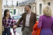 Clara Antoons as Emma Renoir(l.), Jean-Pierre Michael as Simon Ferrer.