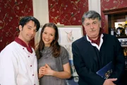 ARD STURM DER LIEBE FOLGE 1319, am Freitag um 15:10 Uhr im ERSTEN. Robert (Lorenzo Patané, l.), Eva (Uta Kargel, M.) und Dr. Diehmel (Peter Funck, r.) freuen sich über die gelungene Kinderbuchpräsentation im Bistro.