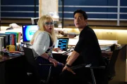 Garcia (Kirsten Vangsness, l.) vermutet, dass Scratch das Team abhört und jeden Schritt der BAU verfolgt. Zusammen mit Matt Simmons (Daniel Henney, r.) versucht sie den Psychopathen ausfindig zu machen, denn er hat bei einem Autounfall Prentiss entführt ...