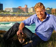 Dr. Chris Brown ist Tierarzt aus Leidenschaft. Sein Hund Rusty ist dabei sein treuer Begleiter ...