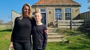 Dane mit Mutter Eline vor dem Haus der Familie