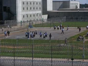 Gefängnis und Hof.