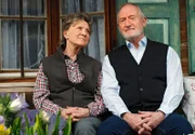 ARD STURM DER LIEBE FOLGE 1316, am Dienstag um 15:10 Uhr im ERSTEN. Alfons (Sepp Schauer, r., mit Antje Hagen) sorgt sich, dass Käthe für immer bleiben könnte.
