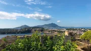 Procida: Blick nach Ischia