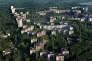 Pripyat, die einzige Stadt in der Zone, ca. 5 km Luftlinie vom AKW. Die 58.000 Einwohner, meist AKW-Mitarbeiter, wurden im Mai zu spät evakuiert, etliche erlitten Strahlenschäden.