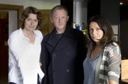 Detective Inspector Jimmy Perez (Douglas Henshall) arbeitet mit der Staatsanwältin Rhona Kelly (Julie Graham) und ihrer Glasgower Vorgesetzten Phyllis Brennan (Anna Chancellor, li.) zusammen.