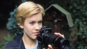 Alex (Wolke Hegenbarth) liebt es, ihre Nachmittage allein mit ihrem Fotoapparat auf dem Friedhof zu verbringen. Gerade weil sie mitbekommen hat, dass der Stadt-Illu noch Fotos zum Thema "Sterben in Köln" fehlen...