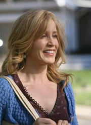 Lynette (Felicity Huffman) überkommt an einem Sonntagmorgen plötzlich das Gefühl, dass sie nach all dem, was sie durchgemacht hat, gerne einmal in die Kirche gehen würde, um mehr über Gott herauszufinden ...