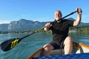 Martin Lackner, Küchenchef und Hotelbesitzer entspannt beim Rudern am Mondsee.