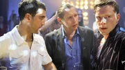 Tim (Elyas M'barek, l.) und Nico (Florian Panzner, r.) feiern gerade ihren gelungenen Coup, bis ihnen der Autohehler Victor Semenov (Oliver Marlo) die Stimmung verdirbt.