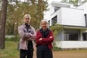 Alexander Höller mit der Leiterin der Akademie der Stiftung Bauhaus Regina Bittner in Dessau vor dem Meisterhaus von Paul Klee und Wassily Kandinsky.