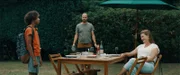 Felix (Junes Callaert) mit seinem Vater (Stan Van Samang) und Patricia (Emilie De Roo) im Garten.
