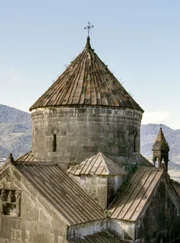 Kloster Sanahin.; Ansicht des Wehrklosters Haghpat. Die Klosteranlage der Armenisch-Apostolischen Kirche wurde im 10. Jahrhundert gegründet.; Detailansicht des "All-Erlöser-Kreuzsteins" aus dem Kloster Haghpat. Gott wird mit Engeln dargestellt.; Das Kloster Haghpat.