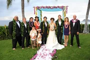 Feiern gemeinsam mit Chin Ho (Daniel Dae Kim, M.) und Malia (Reiko Aylesworth, 4.v.r.) den schönsten Tag im Leben: Kamekona (Taylor Wily, l.), Danny (Scott Caan, 2.v.l.), Max Bergman (Masi Oka, 3.v.l.), Kono (Grace Park, 4.v.l.), McGarrett (Alex O'Loughlin, 3.v.r.), Lori Weston (Lauren German, 2.v.r.) und Joe White (Terry O'Quinn, r.) ...