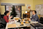 ARD ROTE ROSEN FOLGE 1472, am Freitag um 14:10 Uhr im ERSTEN. Jan (Timothy Peach, r.) rät Vera (Sandra Speichert, l.) dringend von ihrem Hofladen-Projekt ab.