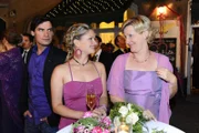 Genießen die Hochzeitsfeier von Jonas und Anna: Alexander (Paul Grasshoff, l.), Mia (Josephine Schmidt, M.) und Susanne (Heike Jonca, r.) ...