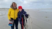 Dane mit Mutter Eline am Strand