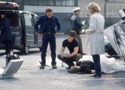 Jan (Christian Oliver, Mi.) und Semir (Erdogan Atalay) wollten den Piloten Klaus Reinders befragen. Die Gerichtsmedizinierin Dr. Keil (Marita Breuer, re.) kann die beiden Kommissare jedoch nur noch zu der Leiche von Reinders und einem zunächst unbekannten weitern Toten (Johannes R. Völkel) führen, der sich später als Mitarbeiter einer Flughafen-Putzkolonne identifiziert werden kann.
