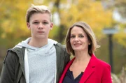 Felix Maibach (Nico Liersch, l.) mit seiner Mutter Franziska Ruhland (Gunda Ebert, r.).