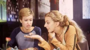 Claudia (Nora Binder, re.) will Magie in das Leben ihrer Freundin Alex (Wolke Hegenbarth) bringen und schleppt sie in ein ominöses Chinarestaurant, wo es spezielle Glückskekse gibt. Doch Alex ist weder scharf auf chinesisches Essen, noch auf Glückskekse...