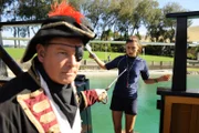 Cleo (Phoebe Tonkin) hat im Meerespark Konkurrenz bekommen. Ihr Vater Don (David Lee ) spielt dort jetzt den Piraten "Käpt'n Don".
