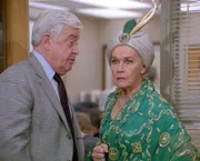Lt. Monahan (Garry Walberg) ist erstaunt über Edna (Jeanette Nolan), die behauptet ihren Ehemann umgebracht zu haben.