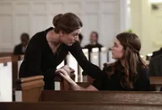 Mary Cooper (Zoe Perry, l.); Missy Cooper (Raegan Revord, r.)
