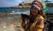 Auf Mallorca bekommt Yorkshire-Terrier-Welpe Rocky von seiner Besitzerin Margit Reisse das volle Verwöhnprogramm geboten - vom Shoppingtrip durch Palma bis zum Hunde-Fotoshooting am Strand.