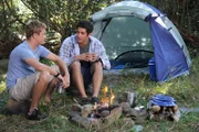 Zac (Chai Romruen, re.) mit seinem Freund Cam (Dominic Deutscher, li.) beim Zelten auf der Insel Mako.
