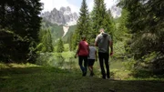 Die dreifache Ski-Weltmeisterin Michaela Kirchgasser freut sich, Silvia (l.) und Armin ihre Heimat zu zeigen.