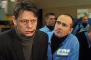 Alarm für Cobra 11 - Die Autobahnpolizei "Der Detektiv" Ein Detektiv hat zufällig einen Mord fotografiert. Handke (Rainer Winkelvoss, li.) und Zadek (Holger Hauer, re.) scheuen vor nichts zurück, um sich den Film zurückzuholen.