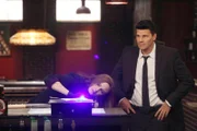 Brennan (Emily Deschanel) und Booth (David Boreanaz) suchen nach Spuren, die zum Mörder von Colin Haynes führen könnten.