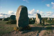 Frankreich - Bretagne - Umgebung von Carnac. Prähistorische megalithische Steinanordnungen. Menhir.