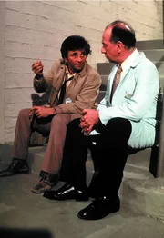 L-R: Columbo (Peter Falk) und Dr. Cahill (José Ferrer).