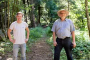 Im Rainer Wald bei Straubing lernt Tobi (links) von Martin, was eine Renaturierung ist.