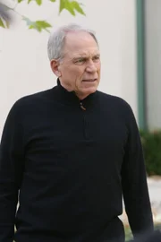Steven Franks (John Getz) Tochter wurde entführt und ermordet. Merkwürdigerweise erhalten er und seine Familie jedoch weiterhin Anweisungen zur Geldübergabe.