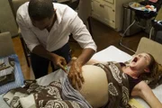 Während Amelia kalte Füße bekommt, setzen bei April (Sarah Drew, r.) die Wehen ein. Kann Ben (Jason George, l.) ihr helfen, oder begeht er erneut einen Fehler?