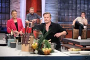 André Dietz und Moderatorin Laura Wontorra. Im Hintergrund Kochcoach Sascha Stemberg (l.) und Chris Tall (r.). Die Verwendung des sendungsbezogenen Materials ist nur mit dem Hinweis und Verlinkung auf TVNOW gestattet.
