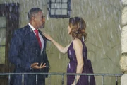 April (Sarah Drew, r.) hat ein Problem. Sie hat die Ringe für Amelia und Owen vergessen. Gemeinsam mit Ben (Jason George, l.) muss sie nochmal los. Doch werden sie rechtzeitig zurück sein?