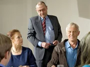 Charlotte (Ursula Karusseit, li.) hat bei einem Preisausschreiben einen Benimmkurs gewonnen und bittet Otto Stein (Rolf Becker, re.), sie zu begleiten. Der Kursleiter Lothar von Hardenberg (Hans Klima) findet Gefallen an Charlotte und so wird aus Otto ein unfreiwilliger Konkurrent.