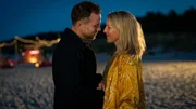 Nora (Tanja Wedhorn) und Max (Bernhard Piesk) kommen sich näher. Nora (Tanja Wedhorn) und Max (Bernhard Piesk) kommen sich näher.