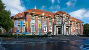 Das MARKK in Hamburg zählt zu den größten ethnographischen Museen Europas und versammelt archäologische Schätze der Inkas und aus dem Alten Ägypten, Masken aus Neuguinea, und im Haus Rauru kann man hautnah in die Welt der Maori eintauchen.