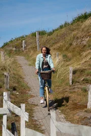 Antonia (Lara Joy Körner) strandet auf Langeoog, weil ihr Vater abtaucht, anstelle die erforderliche Unterschrift zu leisten. Eine zornige Wartezeit beginnt. Aber die Insel,  Herberts Lebensgefährtin Levke, der charmante Gastronom Tjärk und der traumatisierte Zuchthengst Paco bringen Antonia dazu, ihren Blick auf ihr Leben massiv zu verändern.