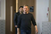 Detective Inspector Jimmy Perez (Douglas Henshall) ist fest entschlossen, den Fall lückenlos aufzuklären und ermittelt in Glasgow weiter. Im Hintergrund: Iain Boyd (Kevin Mains)